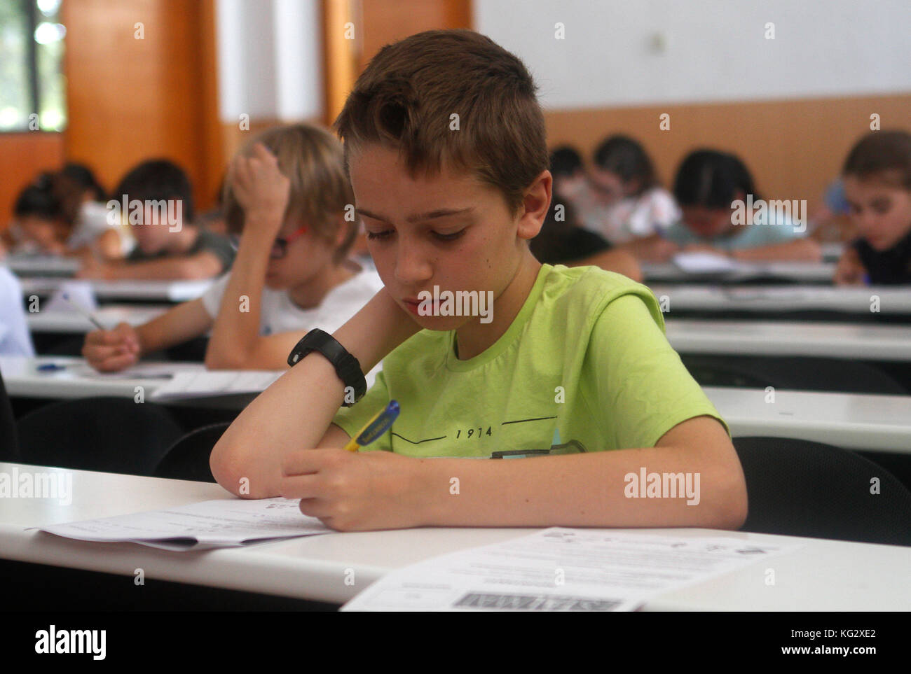 In einer Untersuchung der Kinder. Während eines Mathematiktests, organisiert von der Universität der Balearen und die Ballenpresse Gesellschaft für Mathematik in Mallorca, Stockfoto