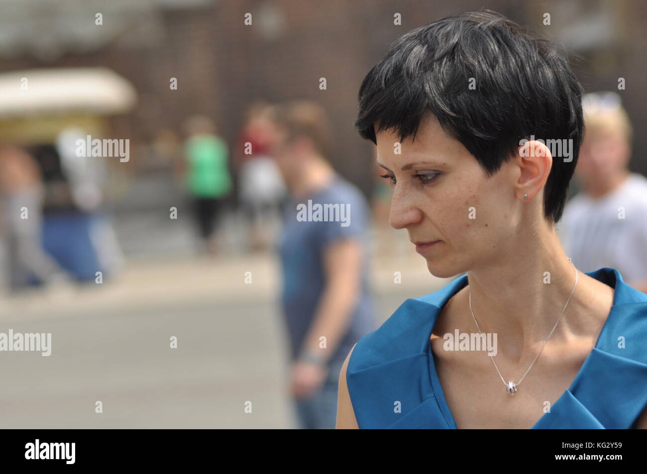 Die Frau unterhalten und nachdenklich. Mädchen mit Ohrringe. Lächeln und Zufriedenheit. Stockfoto