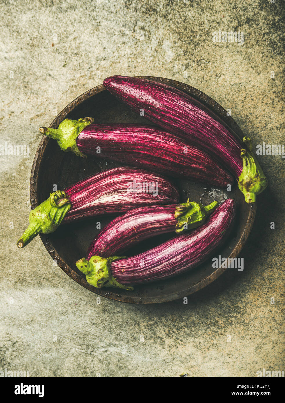 Flachbild-lay von frischen, rohen Herbst Ernte lila Auberginen oder Auberginen Stockfoto