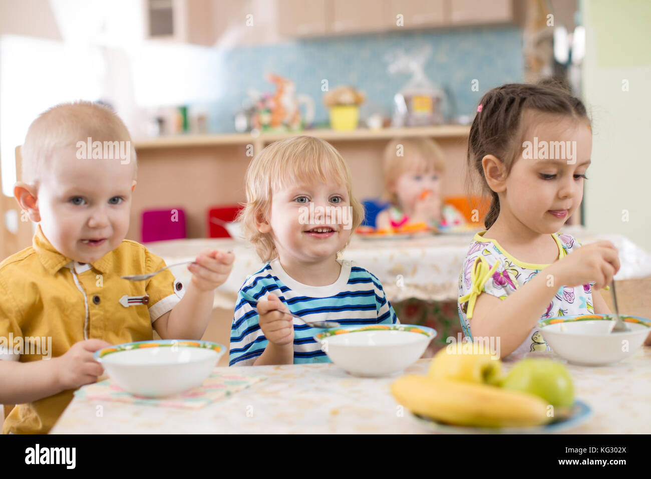 Kinder essen im Kindergarten Stockfoto