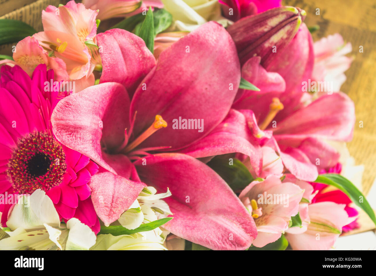 Ein Blumenstrauß aus Lilien, Gerbera, weiße Rosen und alstroemeria auf  einem weißen Holztisch. Ein Urlaub, ein Geschenk Stockfotografie - Alamy