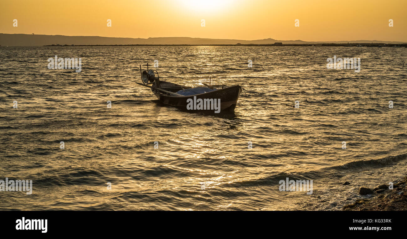 Altes Fischerboot bei Sonnenuntergang. Sardinien, Italien Stockfoto