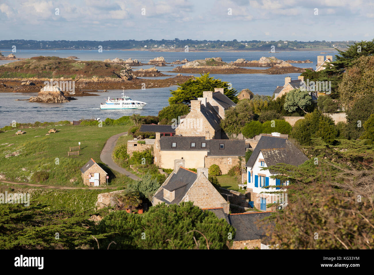 Einem hohen Winkel schoss auf Häuser von Bréhat aus dem St Michel Kapelle Sicht (Bretagne). Das Gehäuse verwendet eine Qualität Material: Der rosa Granit.. Stockfoto