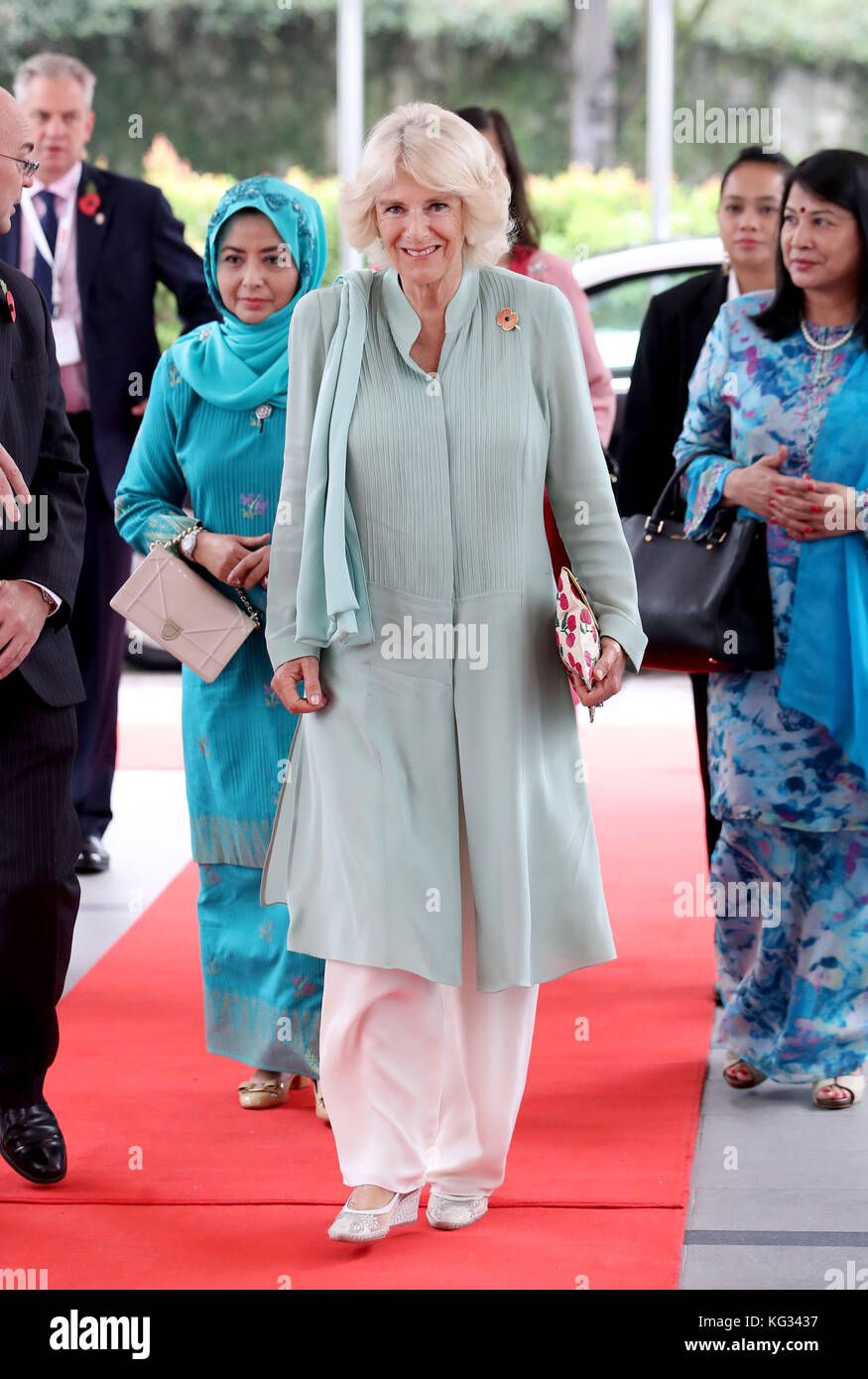 Ihre Majestät Raja Zarith Sofiah, die Königin von Johor und die Herzogin von Cornwall besuchen die Internationale Schule in Parkcity in Kuala Lumpur, Malaysia. Stockfoto