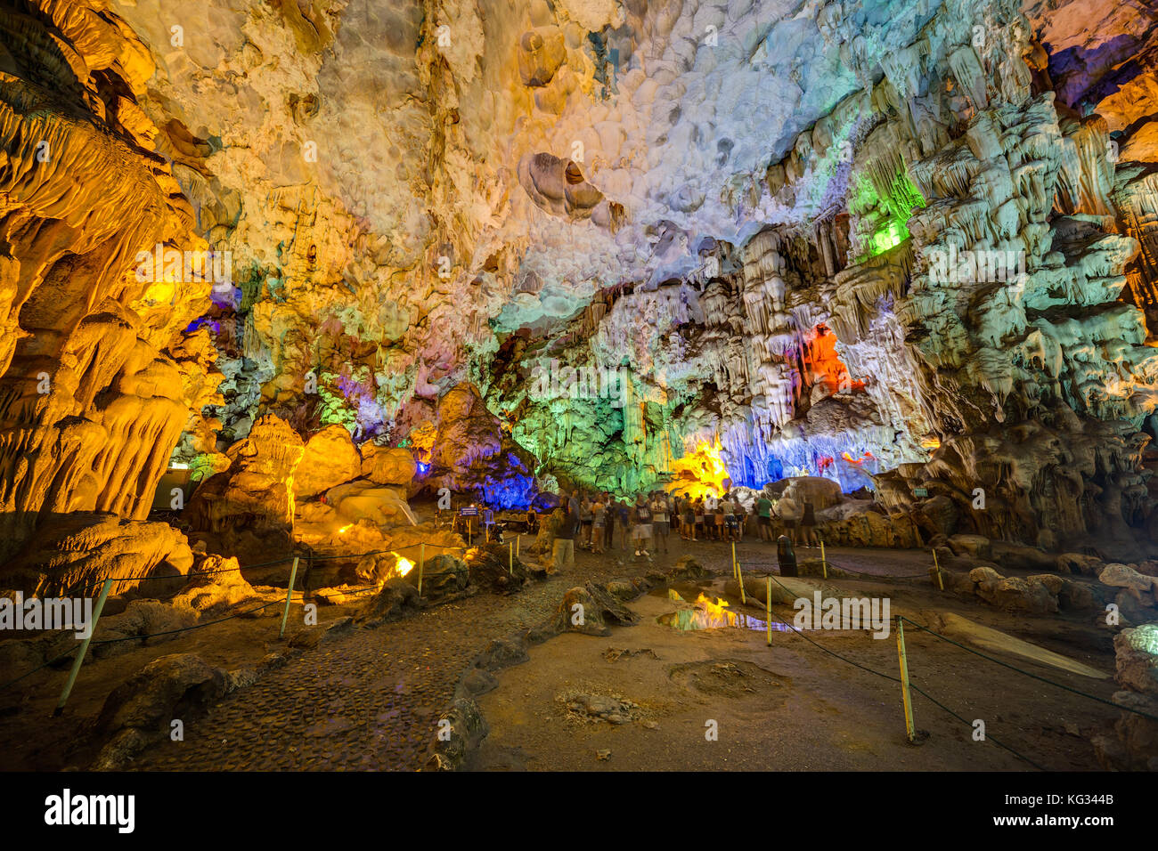 Bunte Beleuchtung in Dau Go Höhle in der Halong Bay, Vietnam Stockfoto