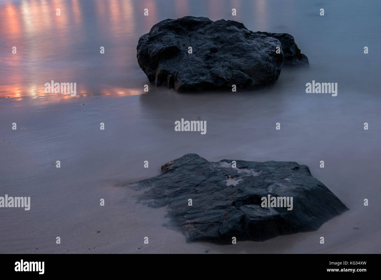 Zwei Felsen an der Küste von Cornwall in der Nacht, Strand bei St. Ives, Cornwall, England. Stockfoto