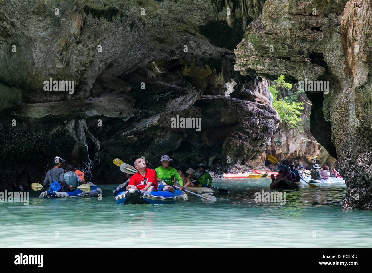 Touristische Stadtrundfahrten in Phang Nga Bucht von Andaman Sea, Thailand Stockfoto