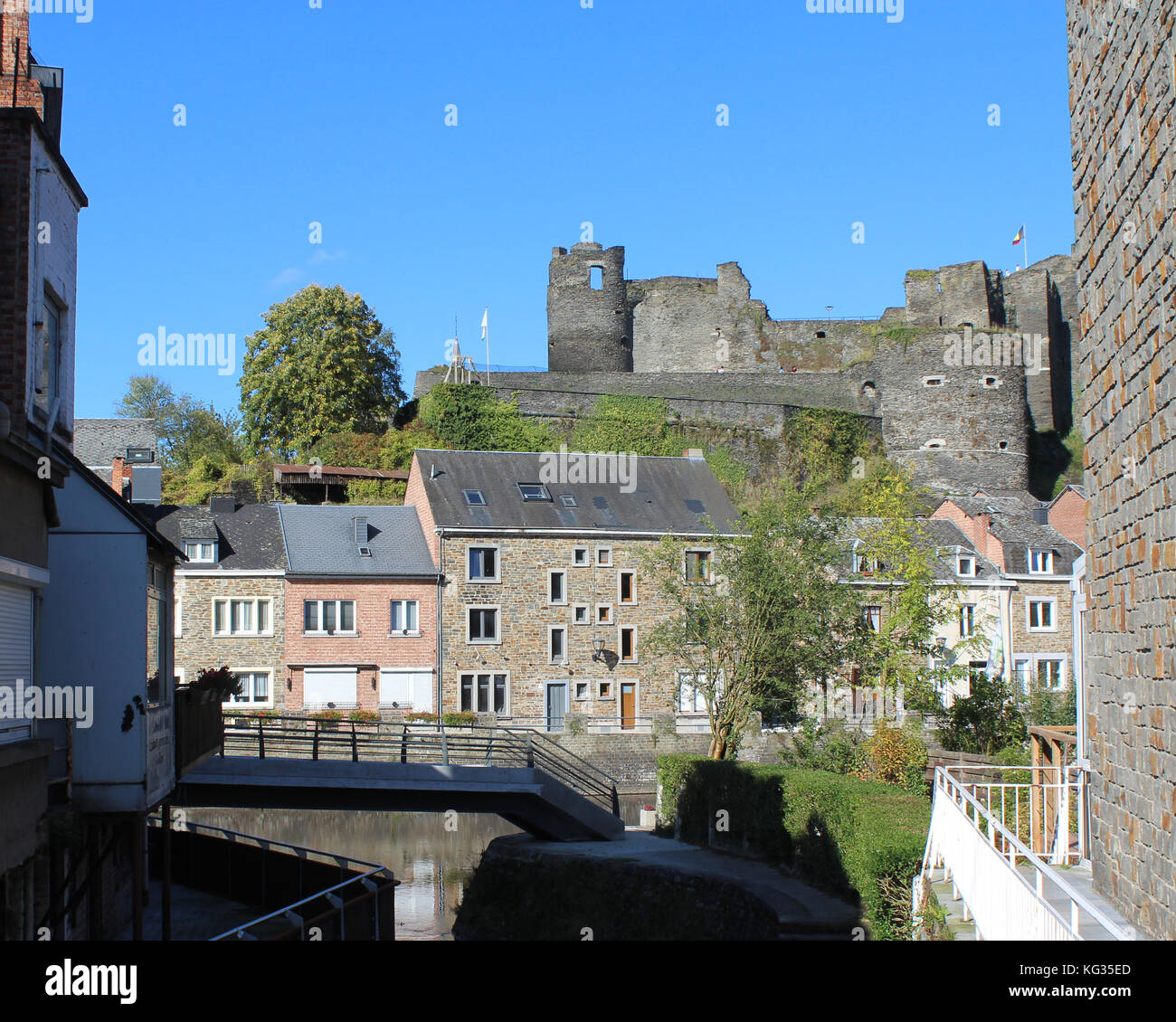 La Roche-en-Ardenne, Belgien, 14. Oktober 2017: Blick über den Fluss Ourthe zu den Ruinen der Burg in La Roche-en-Ardenne, eine historische Stadt. Stockfoto