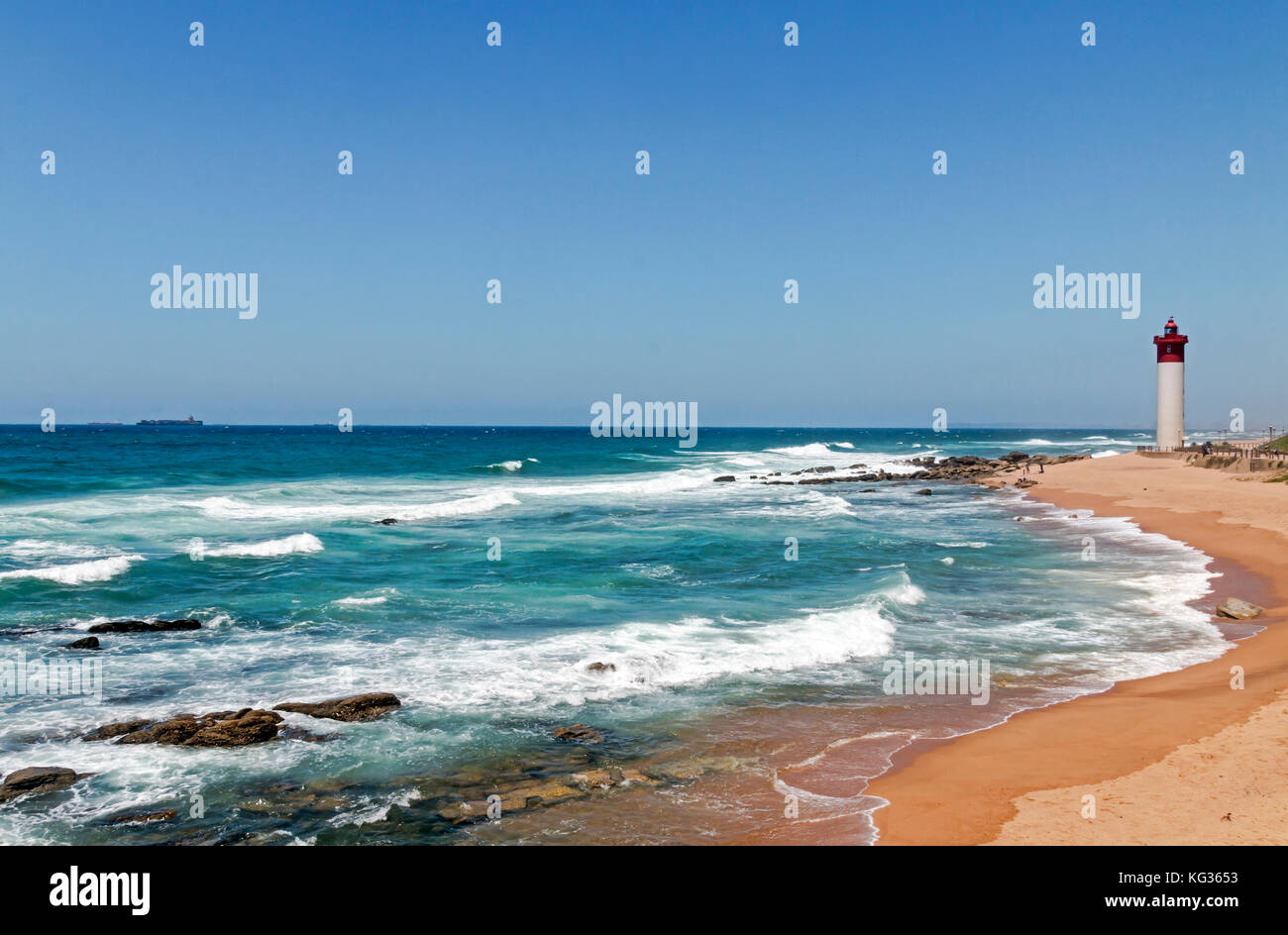 Coastal Marine gegen rot-weiße Leuchtturm und blauer Himmel in Umhlanga in der Nähe von Durban, Südafrika Stockfoto