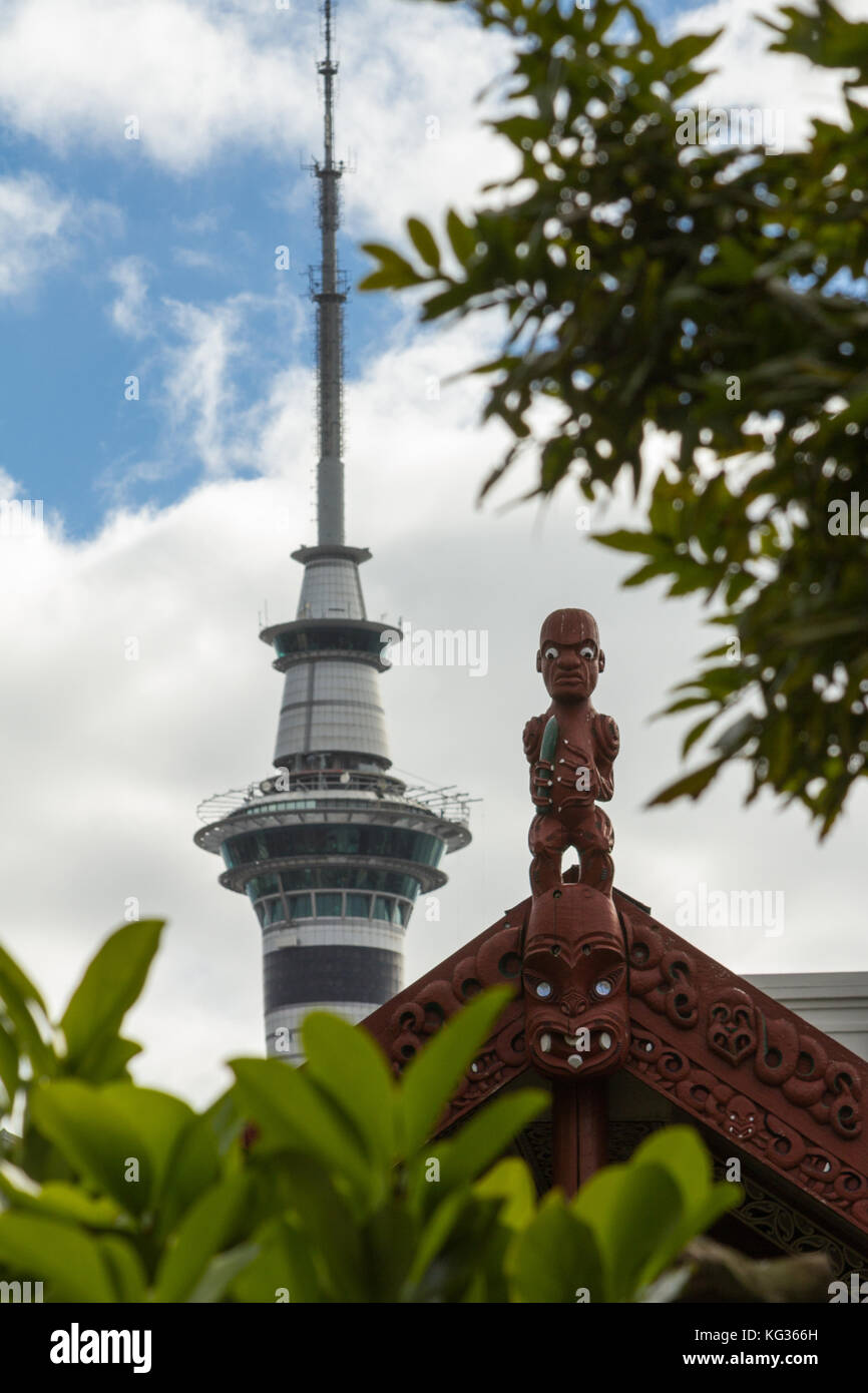 Skytower und nga Wai o horotia des Skytowers und nga Wai o horotia Marae Arahurahu, Auckland, Neuseeland Stockfoto