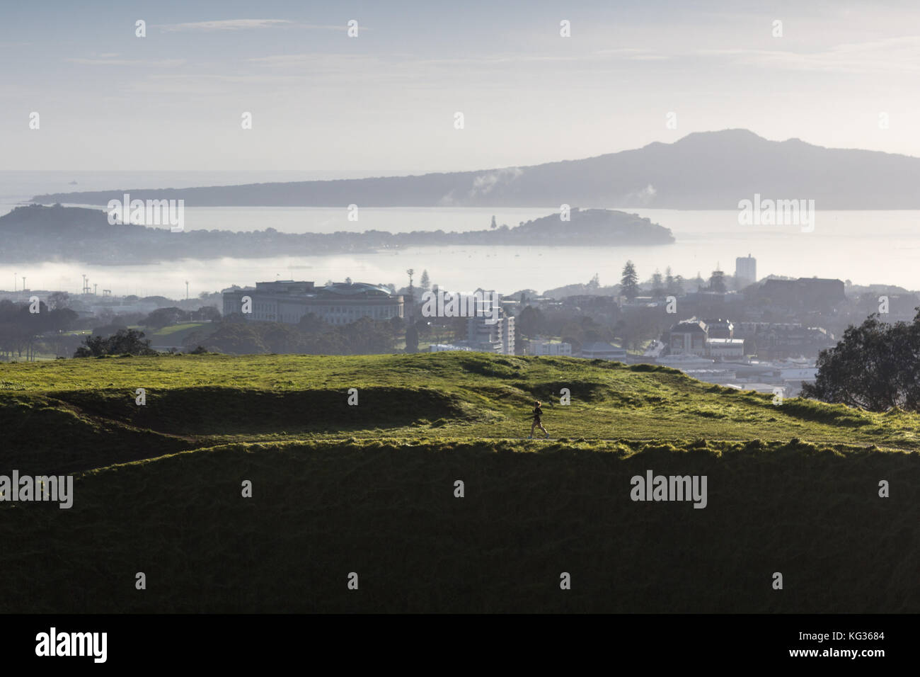 Läufer, der am frühen Morgen auf dem Mount Eden, Auckland, Neuseeland trainiert Stockfoto
