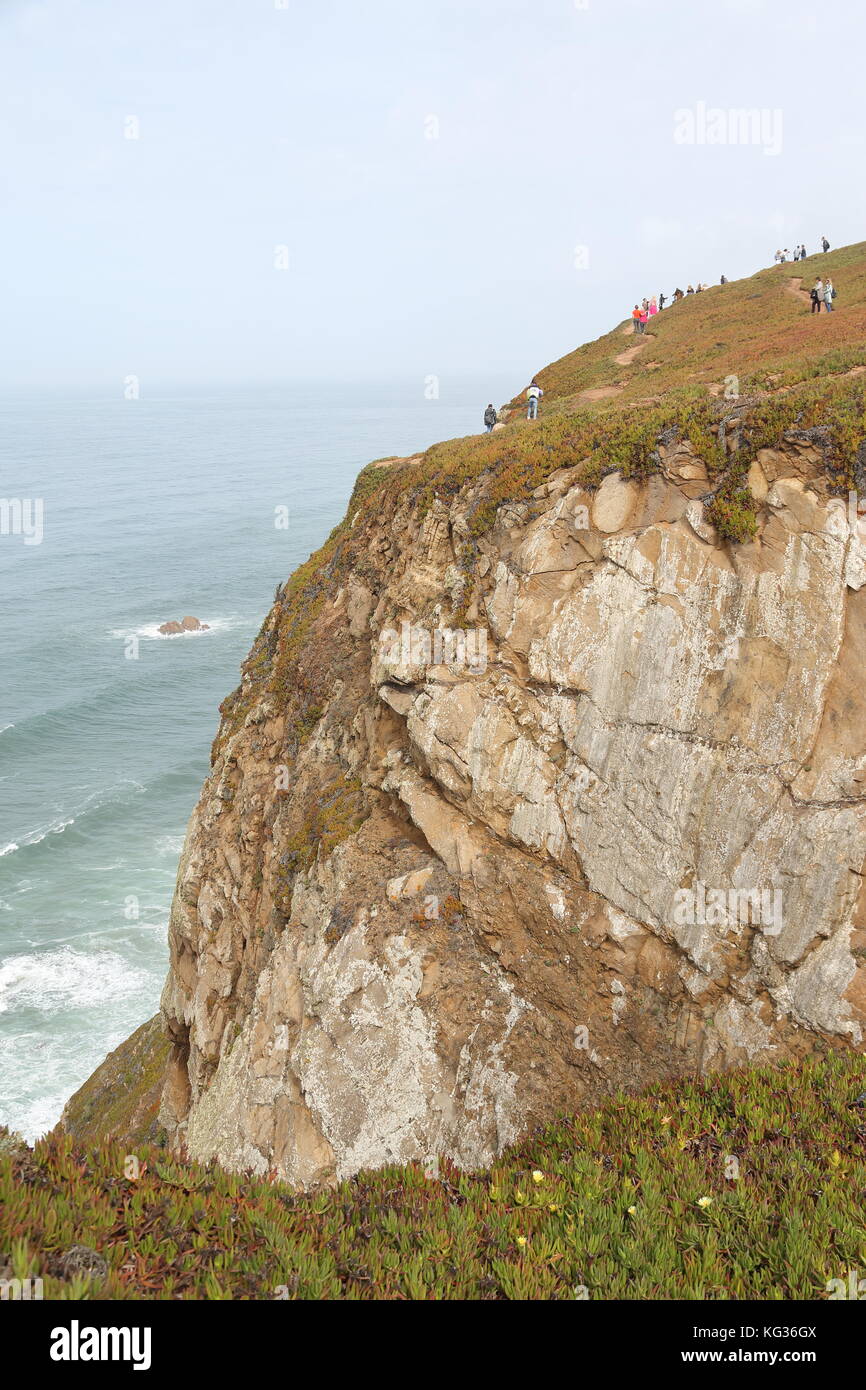 Touristen erhalten einen Blick auf die steilen Klippen von Cabo da Roca, Portugal Stockfoto
