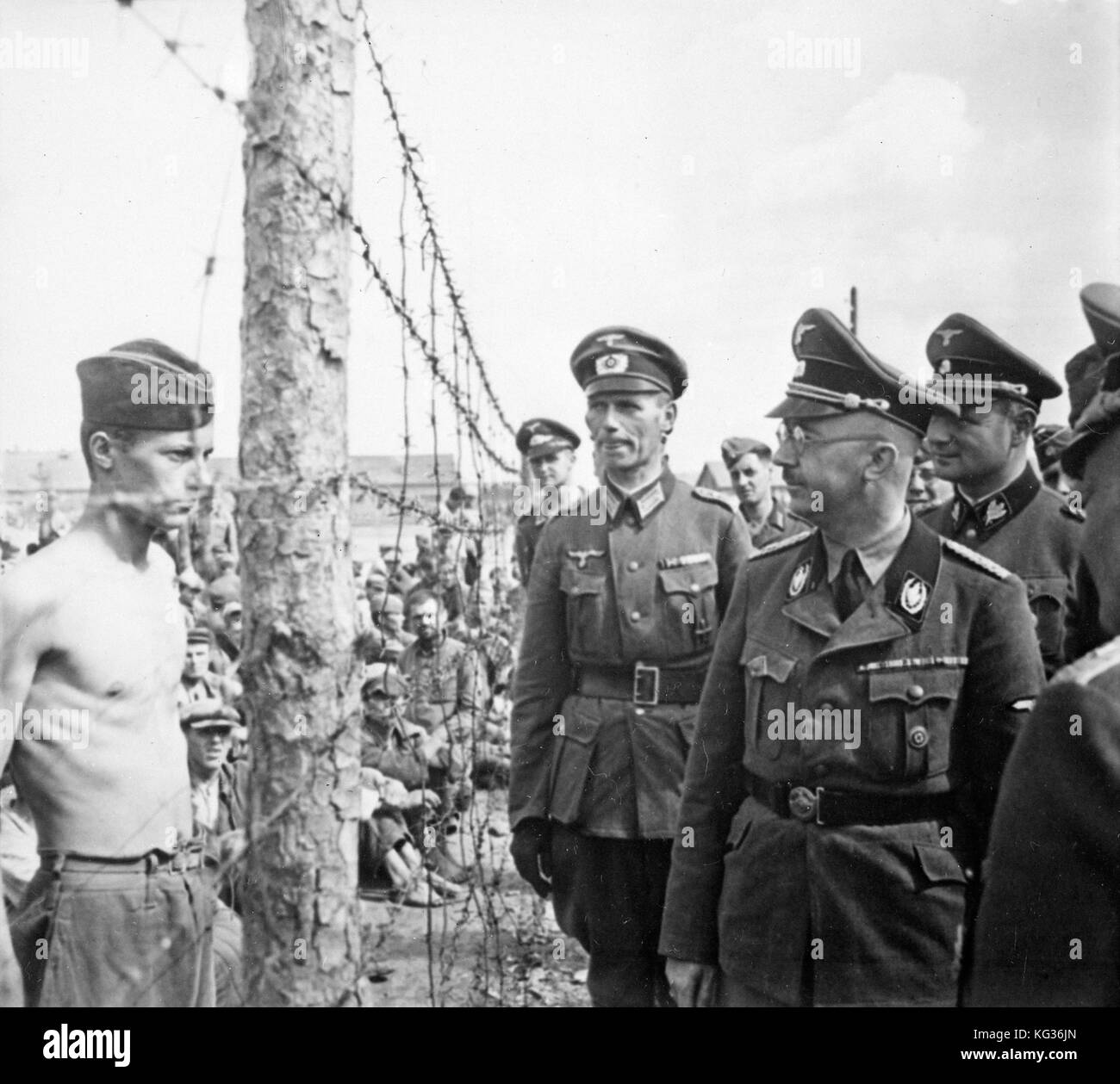 Heinrich HIMMLER (1900-1945) führendes Mitglied der Deutschen Nazi-Partei, das 1941 ein Kriegsgefangenenlager in Russland inspizierte Stockfoto