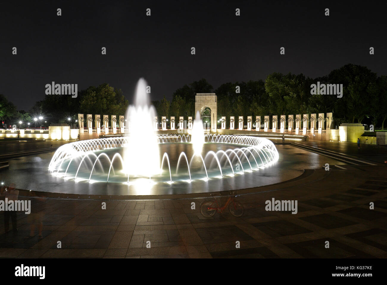 Die National World War II Memorial bei Nacht, Washington DC, USA. Stockfoto