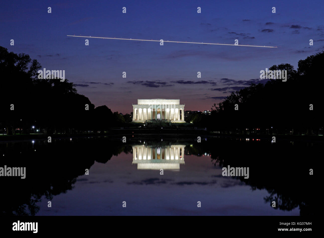 Flugzeug Landung leuchtet bei Sonnenuntergang über der reflektierenden Pool und das Lincoln Memorial, Washington DC, Vereinigte Staaten von Amerika. Stockfoto