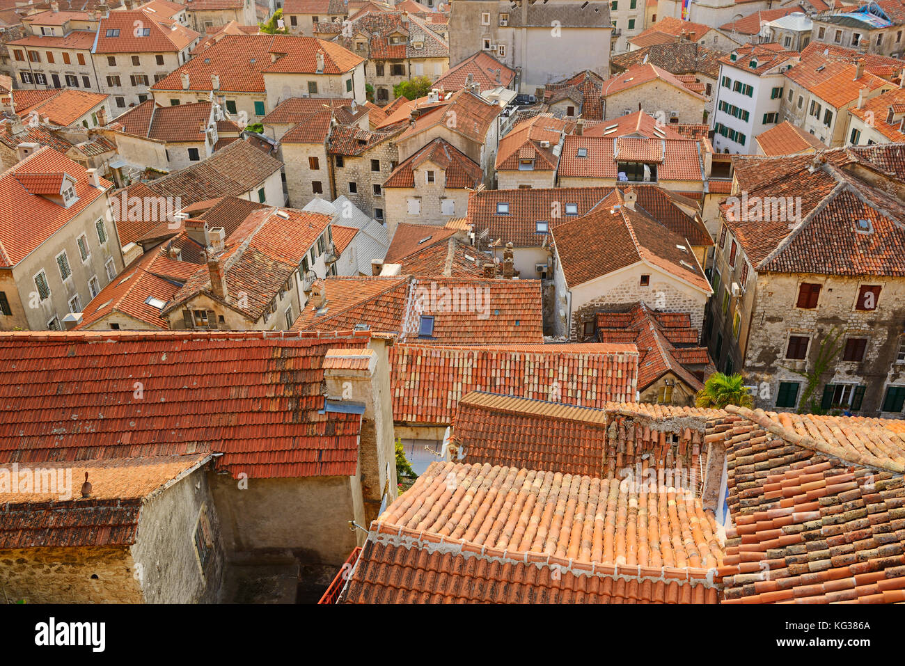 Kotor, Montenegro. Dachterrasse mit Blick über die Altstadt. ein beliebtes Ziel für Touristen und ein UNESCO-Weltkulturerbe. Stockfoto