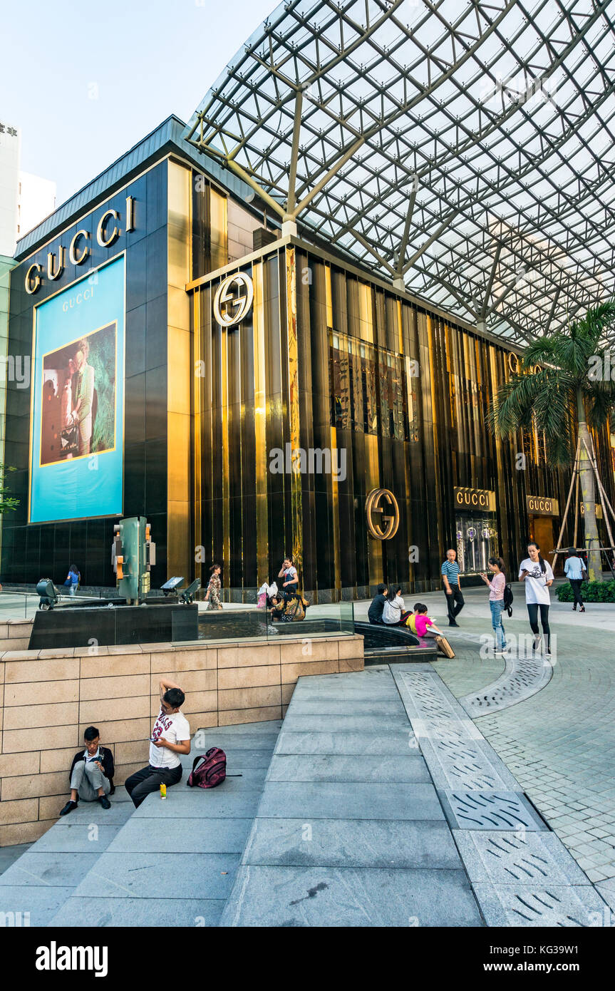 Gucci store, Weitwinkel vertikale Perspektive mit Menschen, in Shenzhen, China Stockfoto