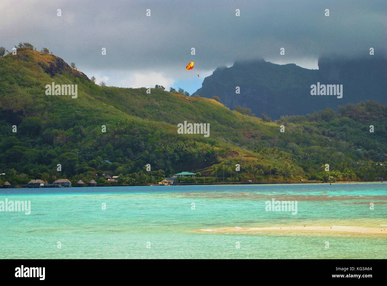 Bora Bora auf dem Festland von privaten Insel in der Blauen Lagune, parasailing Aktivität Stockfoto