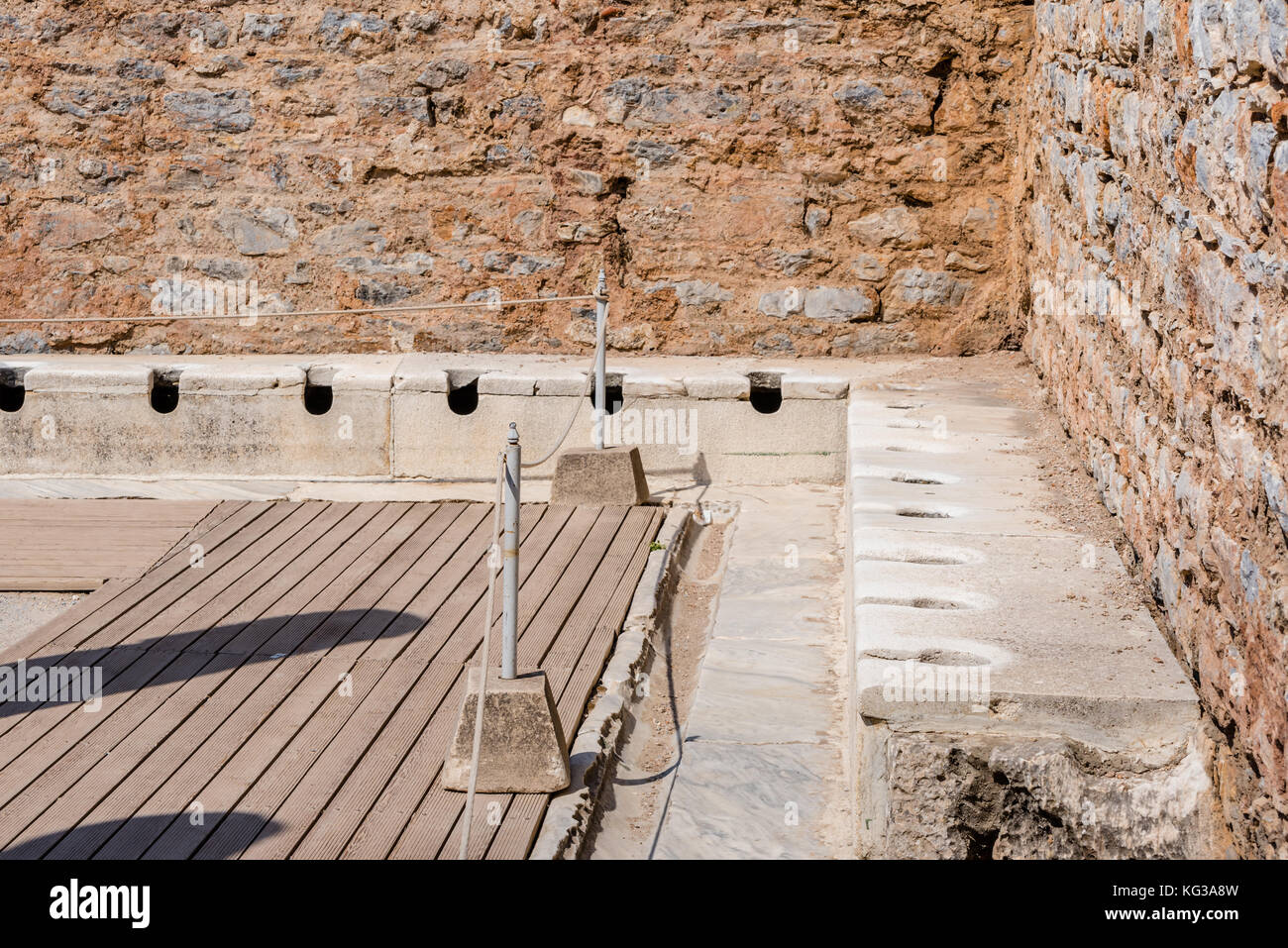 Öffentliche Toiletten, Latrinen, Ruinen von Ephesus historische antike  Stadt, in Selcuk, Izmir, Türkei Stockfotografie - Alamy