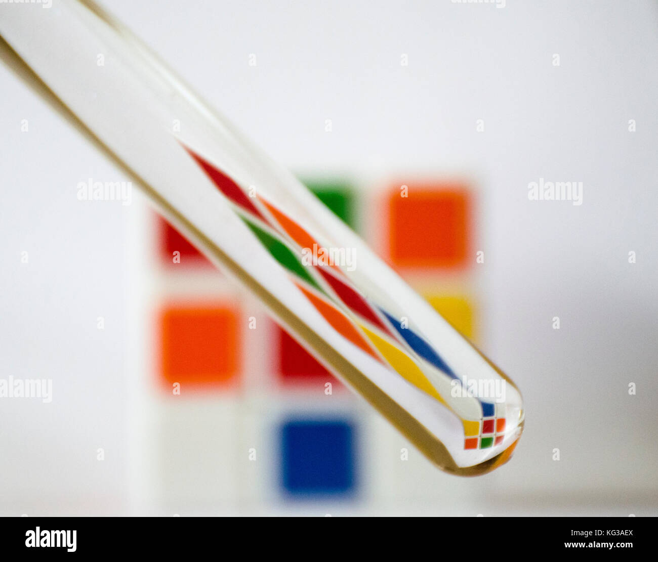 Reagenzglas und Rubik's Cube Stockfoto