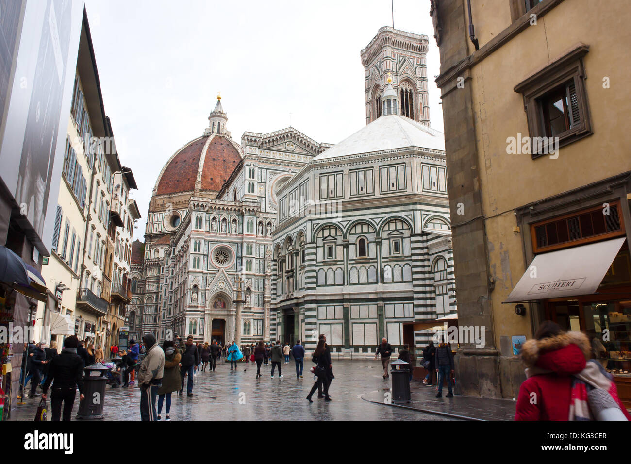 FLORENZ, ITALIEN - 6. FEBRUAR 2017: Piazza del Duomo (Cattedrale di Santa Maria del Fiore) in Florenz, Italien Stockfoto