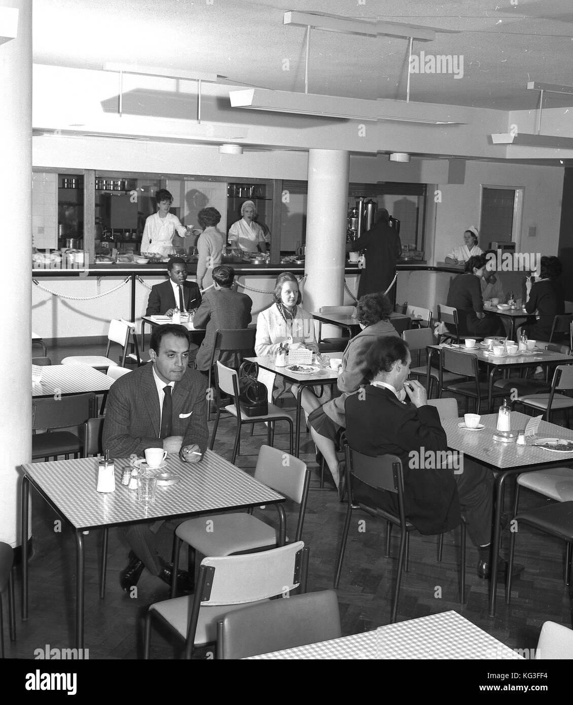 1950, historische, Personal Pause... ein Blick ins Innere zeigt eine Mischung von erwachsenen Männern und Frauen in einer Kantine in Smoke, Rest, eine Tasse Tee und ein Chat. Stockfoto