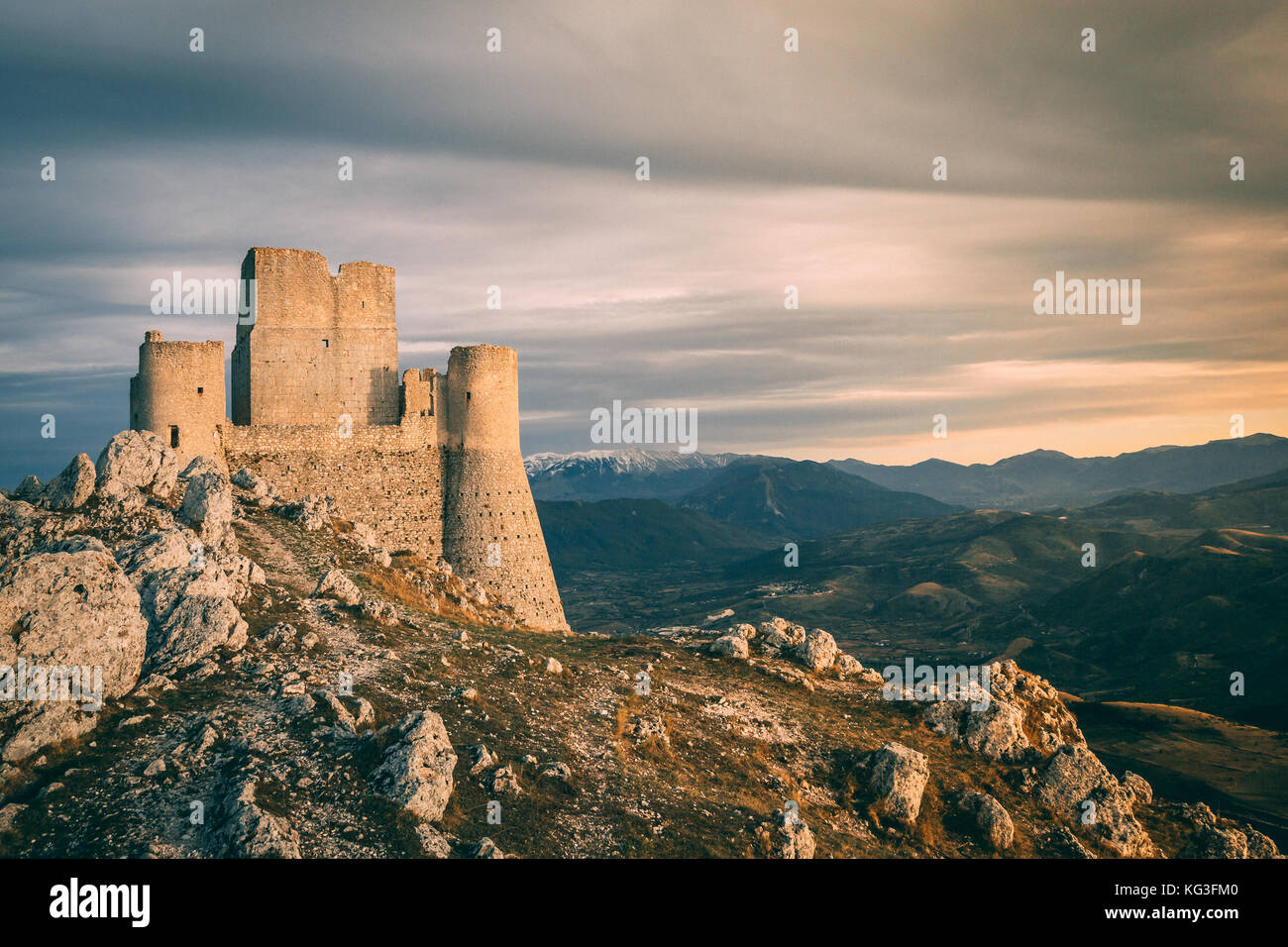 Die Berge der Apenninen Bergkette von Rocca calascio gesehen, mit Santa Maria della Pietà. abandonedabruzzoadventureafternoona Stockfoto