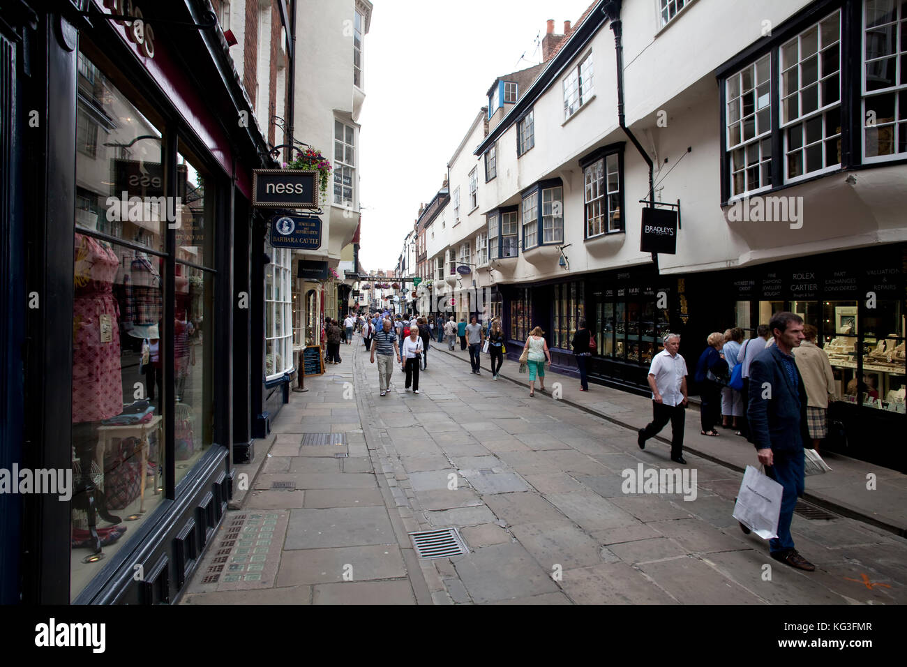 Touristen und Käufer im Stonegate, York, England Stockfoto