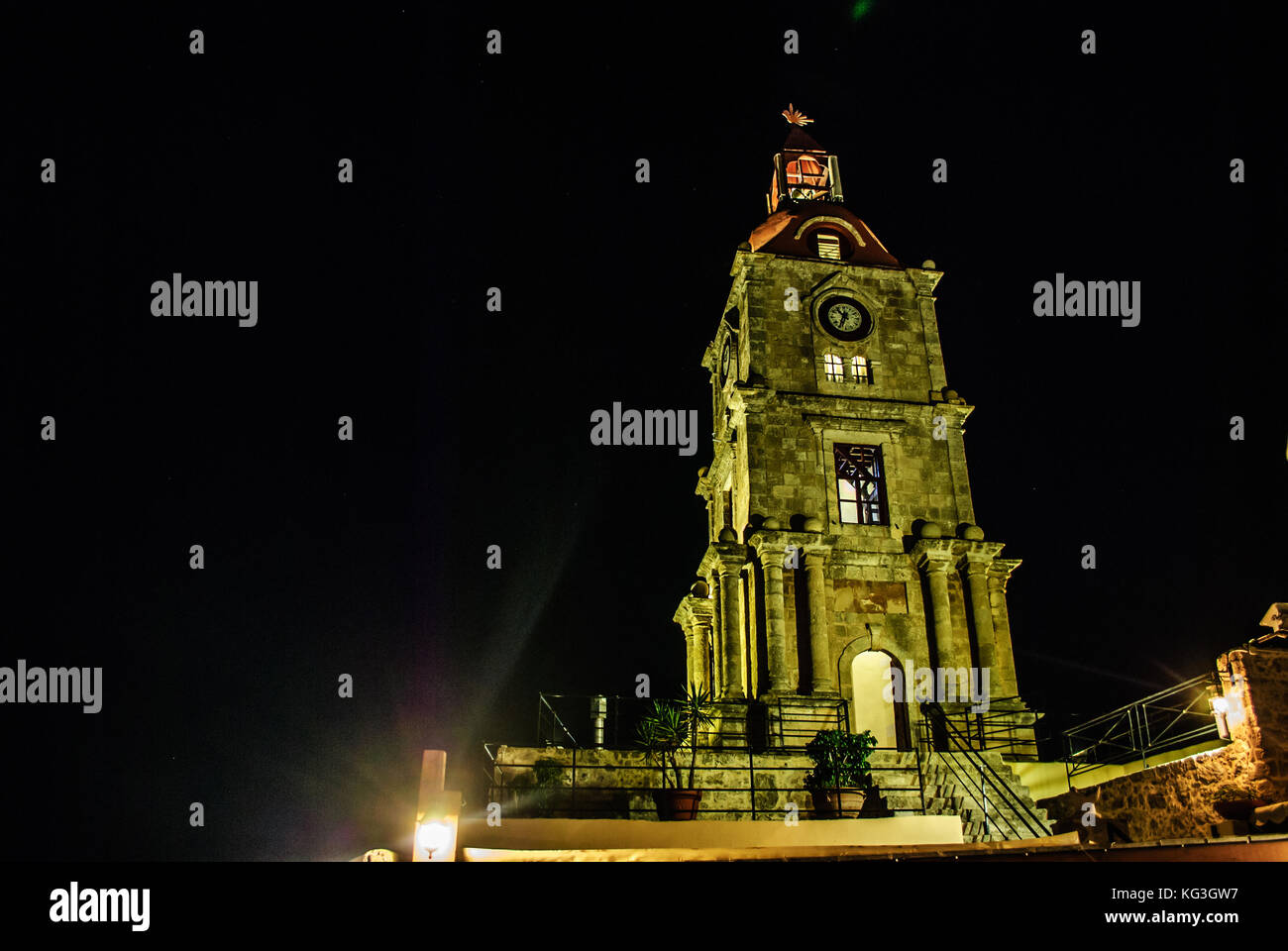 Old Clock Tower in Rhodos Stadt, Griechenland. Nacht Stockfoto