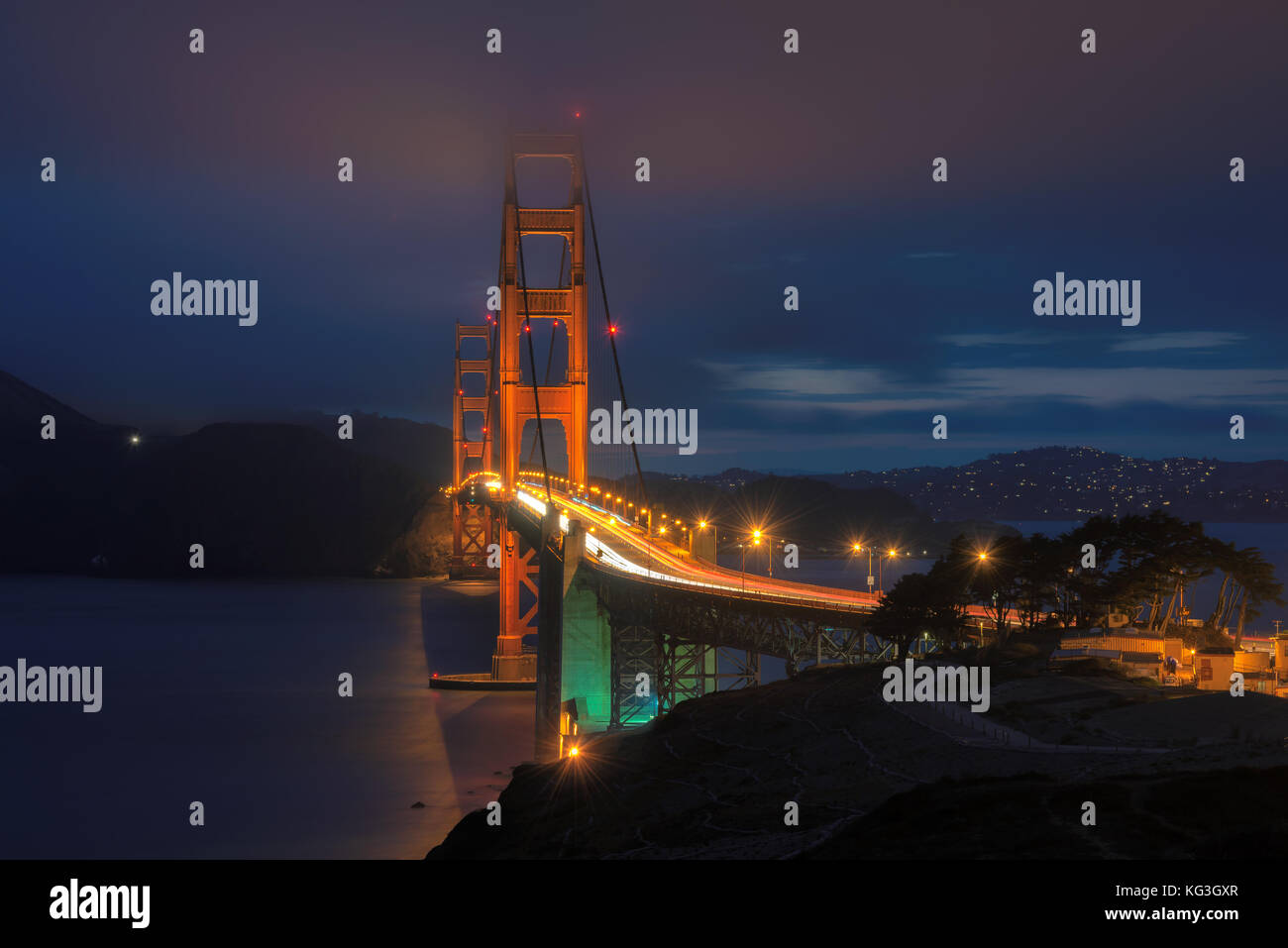 Golden Gate Bridge bei Nacht von San Francisco gesehen. Stockfoto