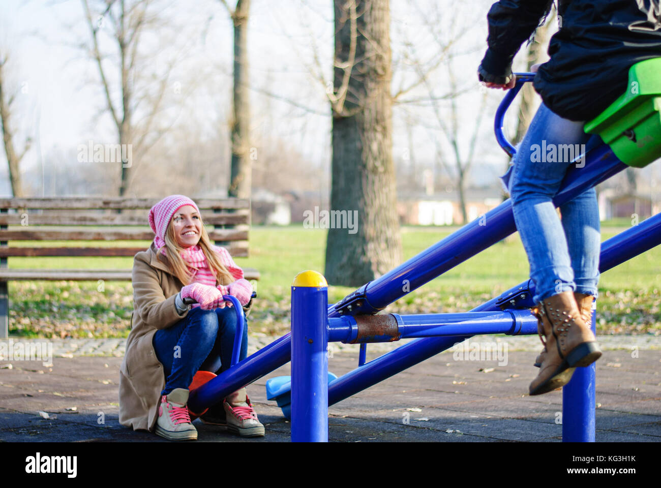 Zwei Teens hängen auf dem Spielplatz Stockfoto