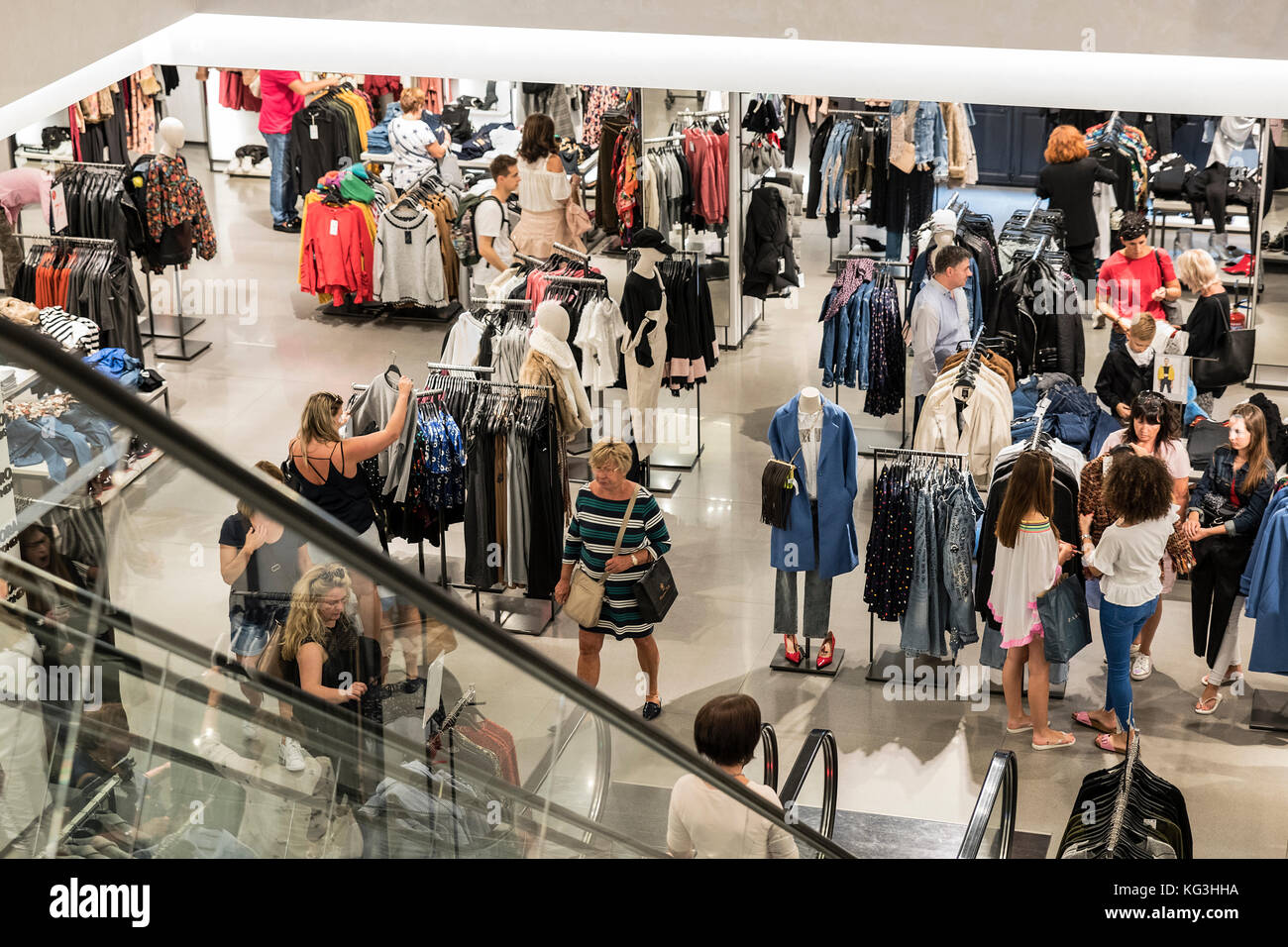 Damenmode in geschäftigen Department Store. Stockfoto
