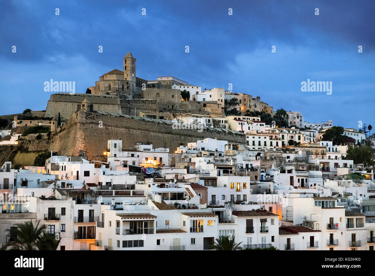 Ibiza Stadt und der Kathedrale Santa Maria d'Eivissa, Ibiza, Balearen, Spanien. Stockfoto