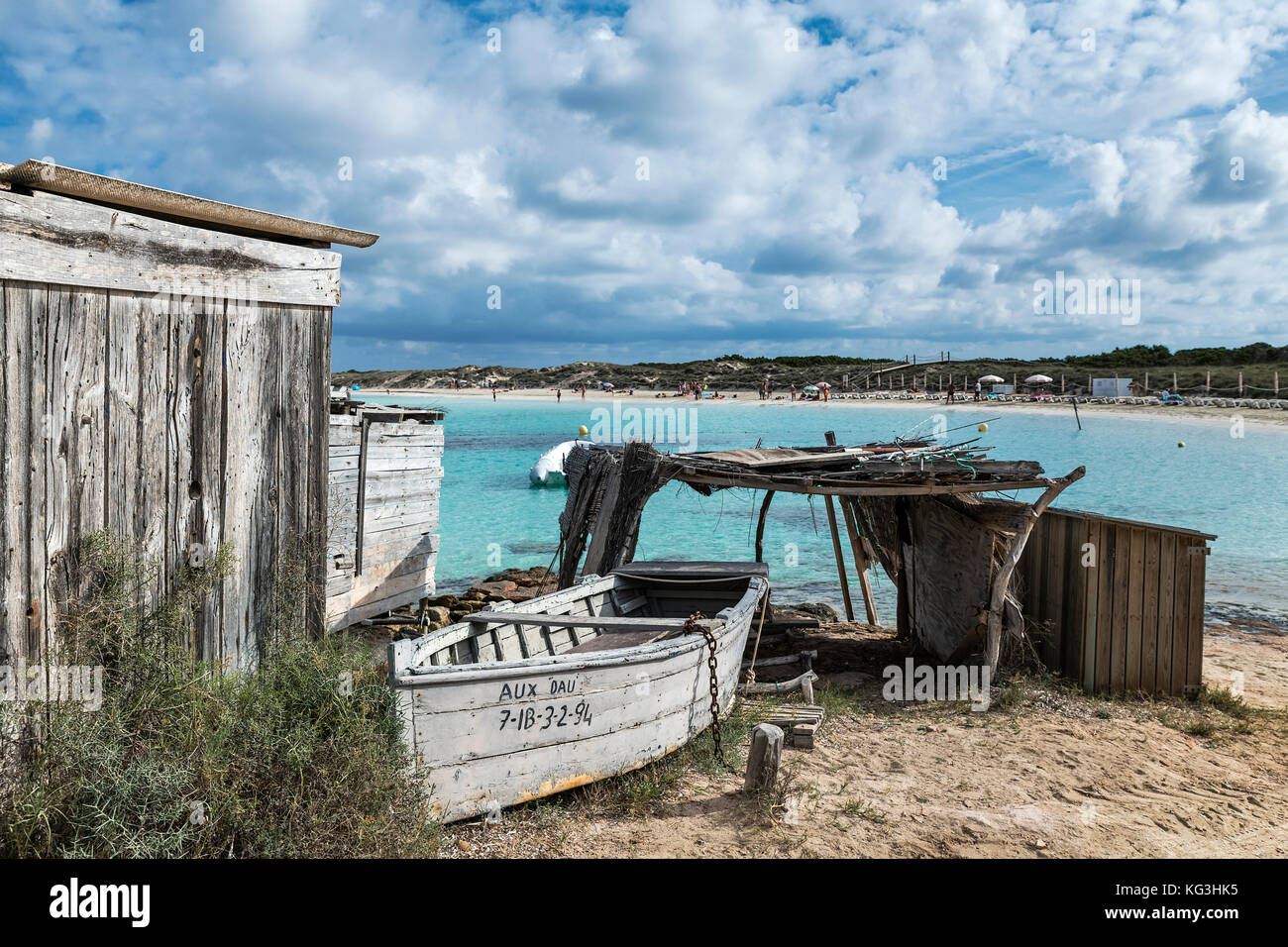 Boot und Schuppen, Playa de Ses Illetes, Formentera, Balearen, Spanien. Stockfoto