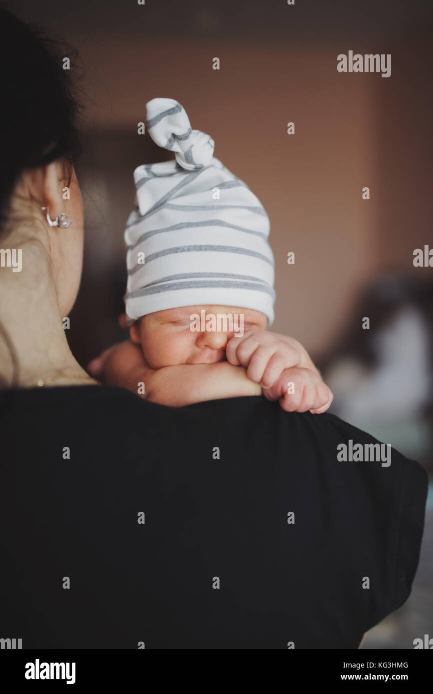 Mutter mit Baby auf der Schulter Stockfoto