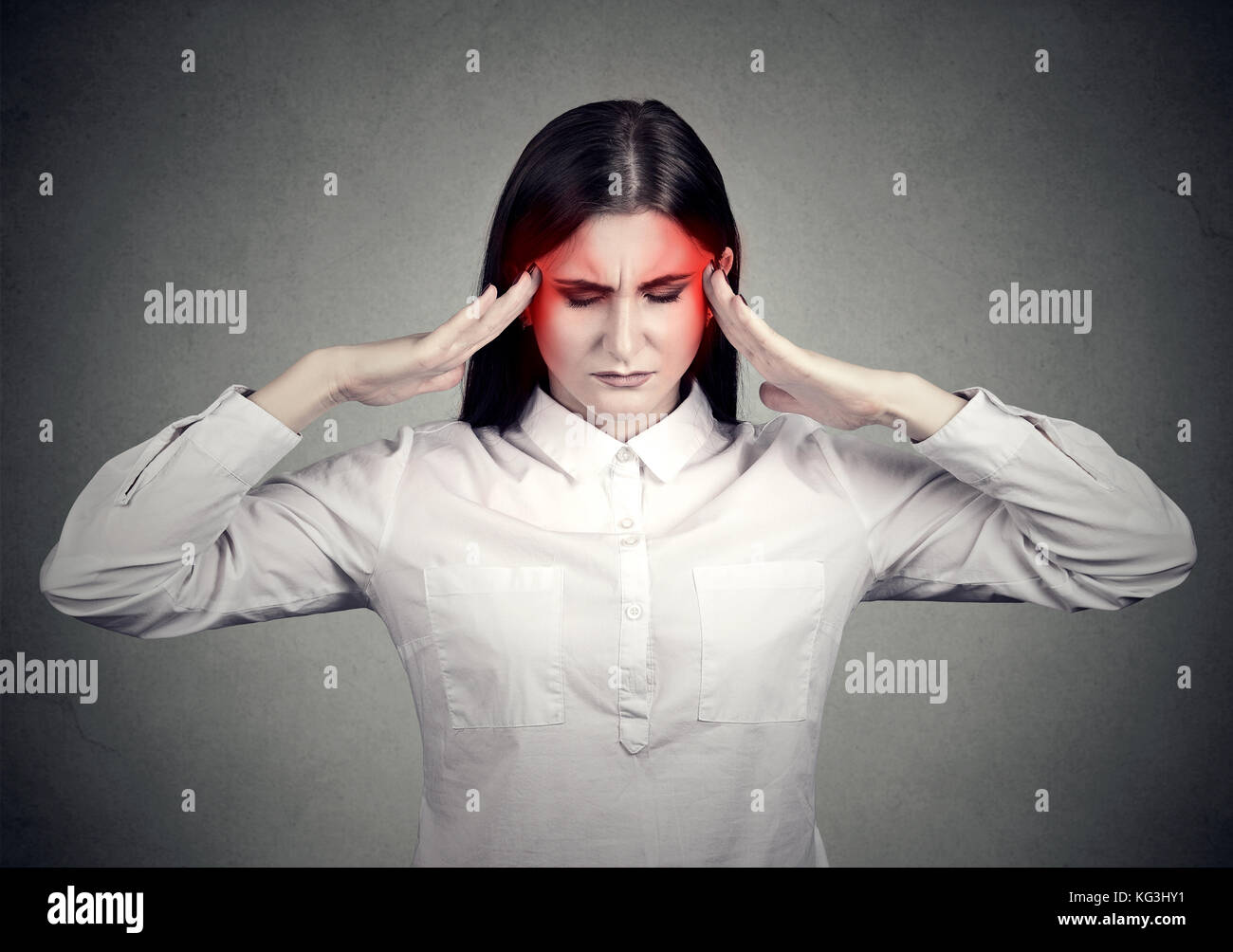 Betonte traurige Frau mit Kopfschmerzen Stockfoto