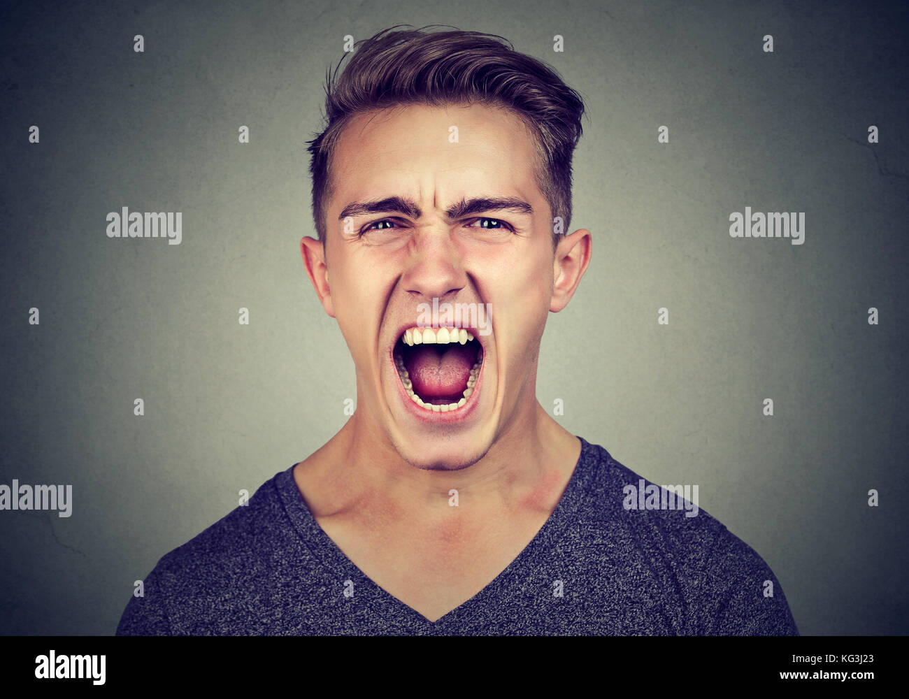 Portrait einer jungen zornigen Mann schreien Stockfoto