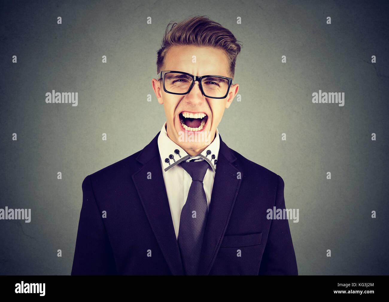 Porträt der jungen wütend Geschäftsmann schreien Stockfoto