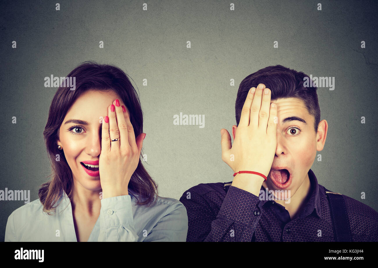 Junge überrascht Paar in die Kamera schaut Stockfoto