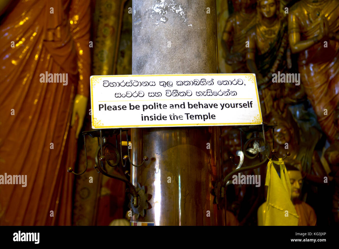 Colombo Sri Lanka Slave Island Gangaramaya Tempel Zweisprachiges Schild "Bitte höflich sein und sich im Inneren des Tempels Verhalten' Stockfoto