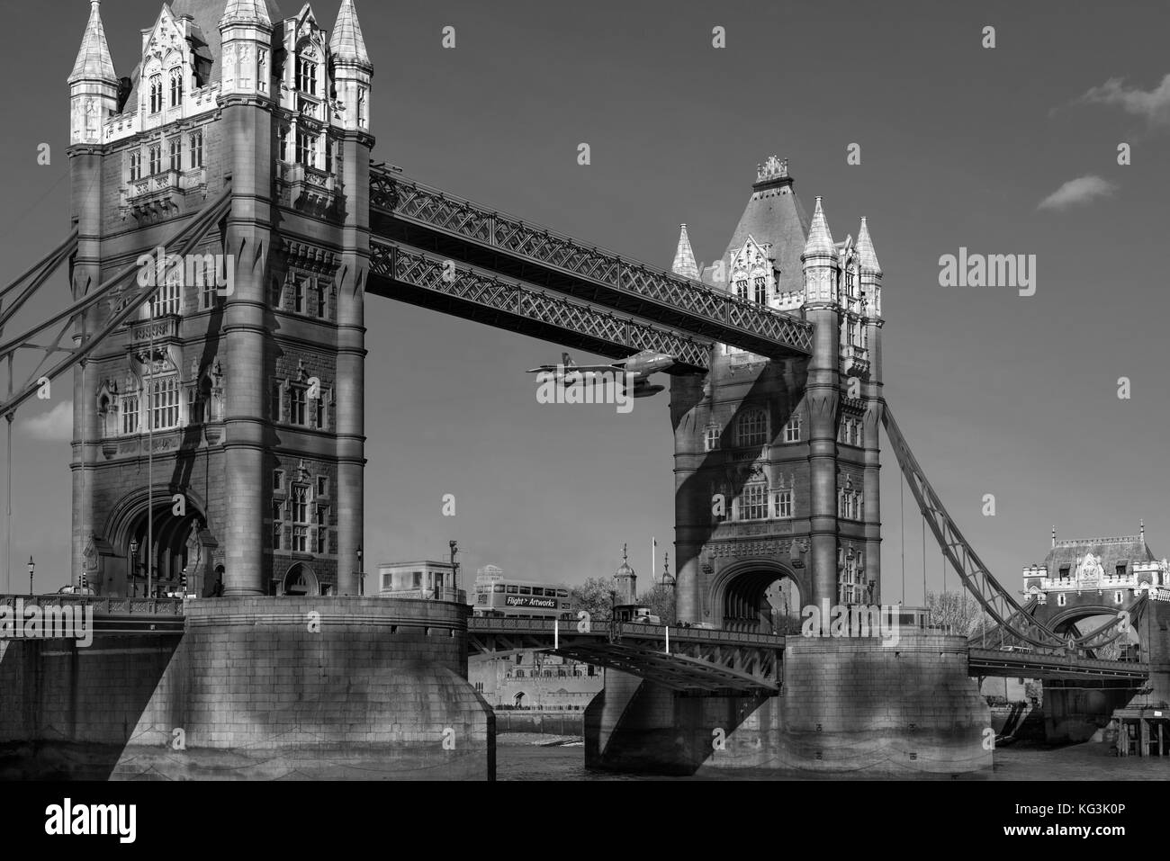 Am 5. April RAF Fighter Pilot 1968 Alan Pollock flog seinen Hawker Hunter Jet durch die Tower Bridge in London als Protest zum 50-jährigen Jubiläum der RAF. Stockfoto