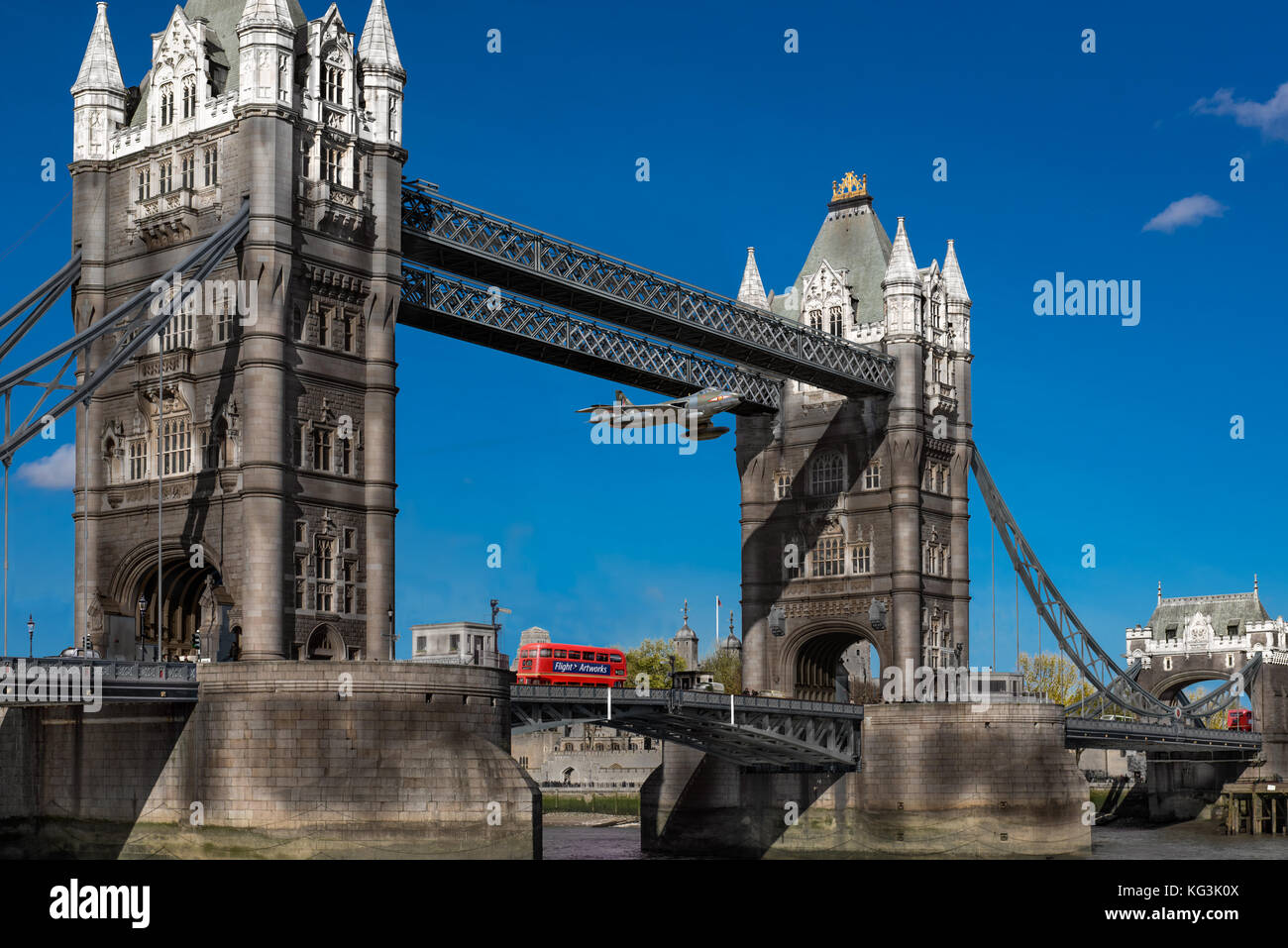 Am 5. April RAF Fighter Pilot 1968 Alan Pollock flog seinen Hawker Hunter Jet durch die Tower Bridge in London als Protest zum 50-jährigen Jubiläum der RAF. Stockfoto