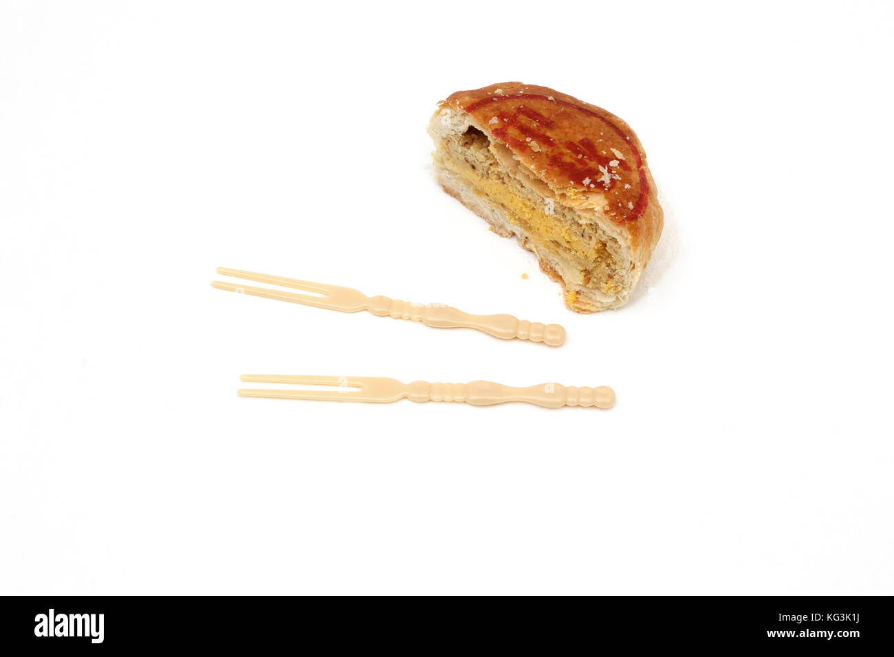 Teochew Mooncake salzig Tau Sar mit gesalzenen Eigelb und Chinesische Kunststoff Gabel Stockfoto