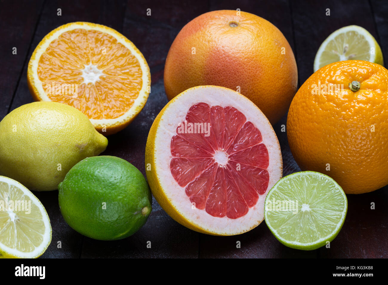 Variation von Citrus Orange, Limette, Mandarine, Grapefruit, Zitrone. Stockfoto