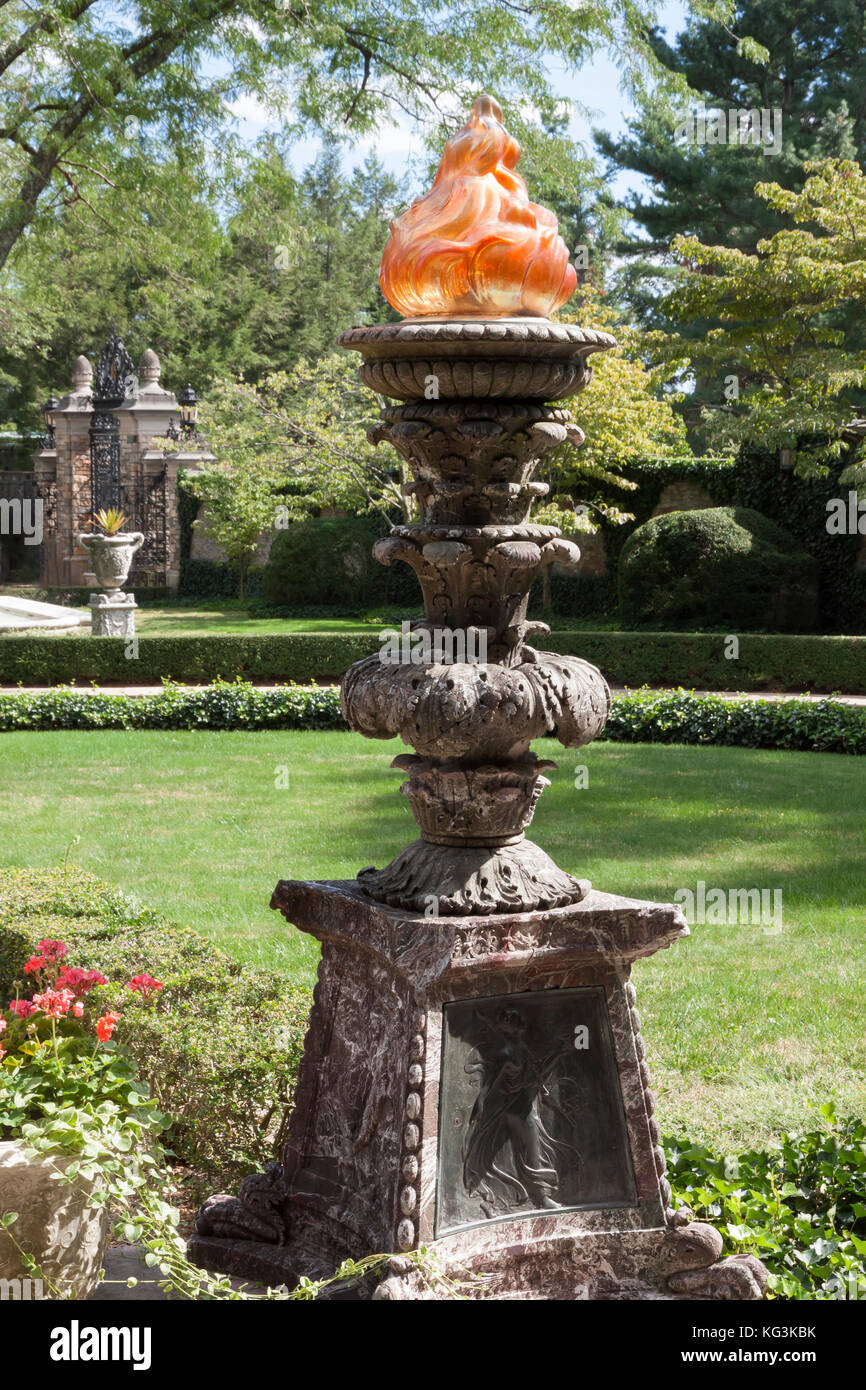 Tiffany riesen Glas Fackel "Flamme" vor von John D. Rockefeller Kykuit Immobilien. Taschenlampe ist ähnlich wie die Standard Oil Logo (durch Rockefeller gegründet). Stockfoto