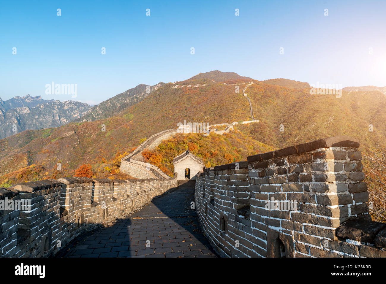 China die Große Mauer Fernsicht komprimierte Türme und wandsegmente Herbst in den Bergen in der Nähe von Beijing alte chinesische Festung militärischen l Stockfoto