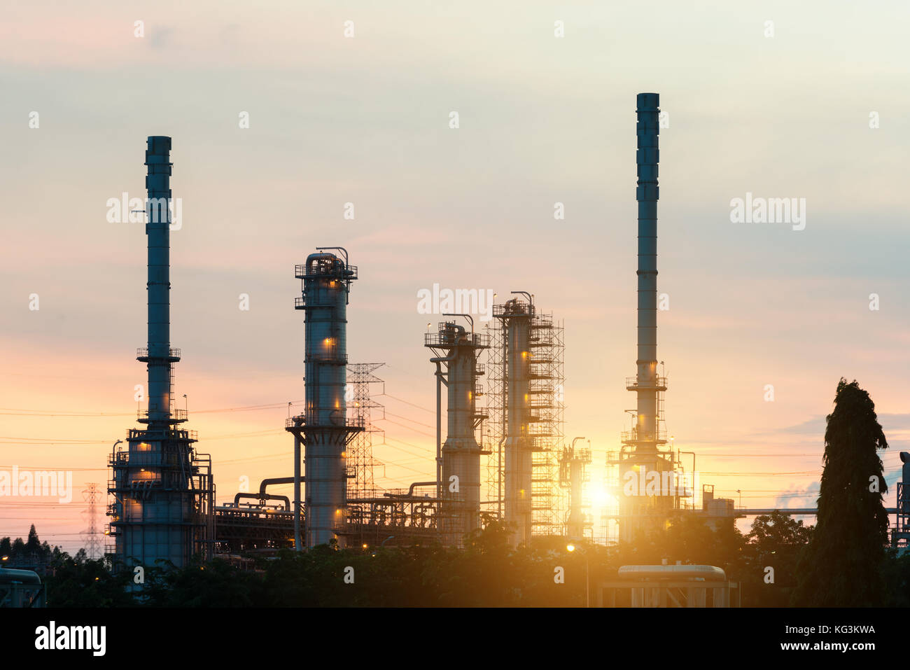 Landschaft der Ölraffinerie Industrie mit Öl Behälter in der Nacht. Stockfoto