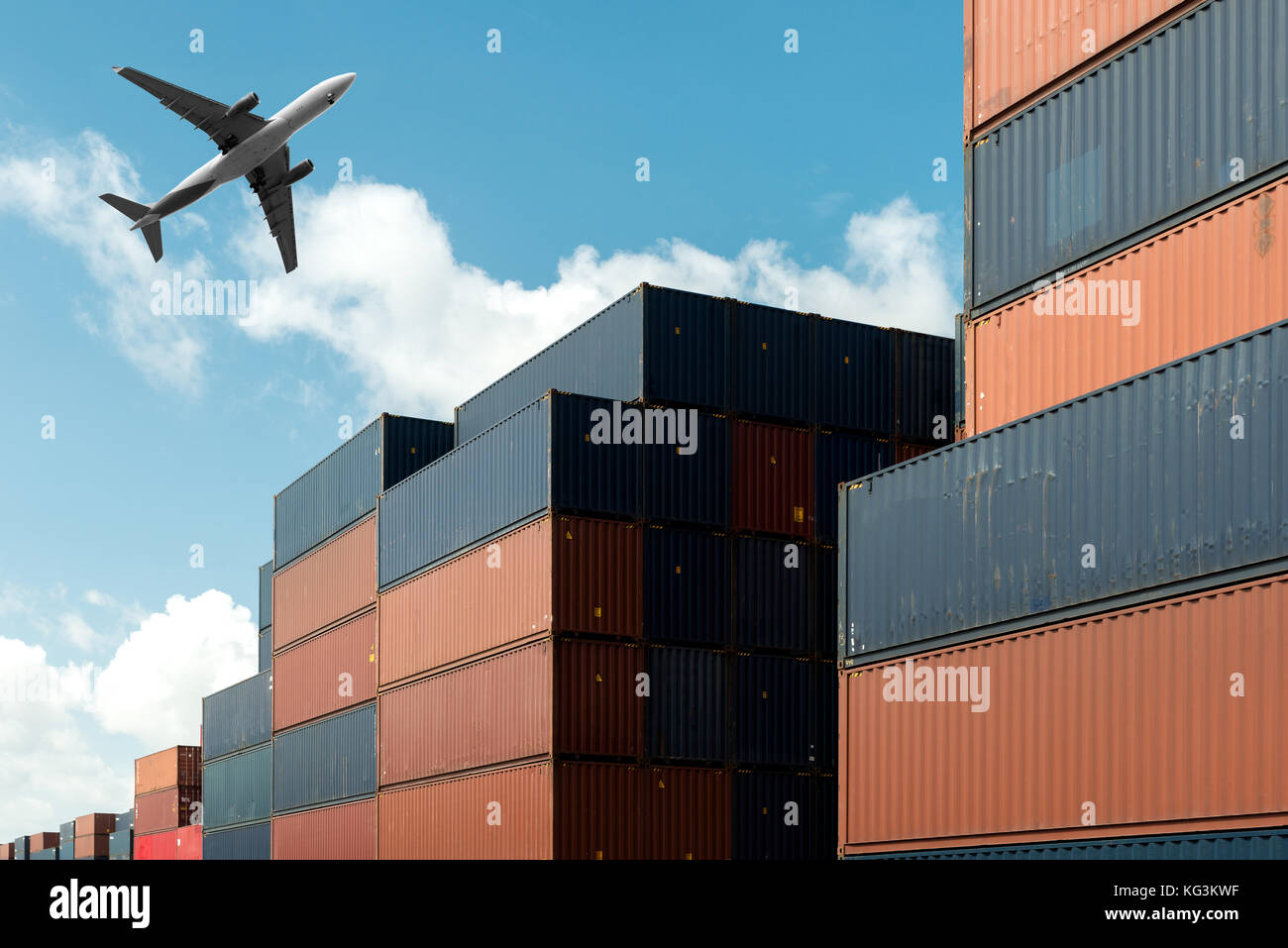 Stapel von Frachtcontainern mit Cargo Flugzeug in Import und Export Bereich am Hafen. Stockfoto