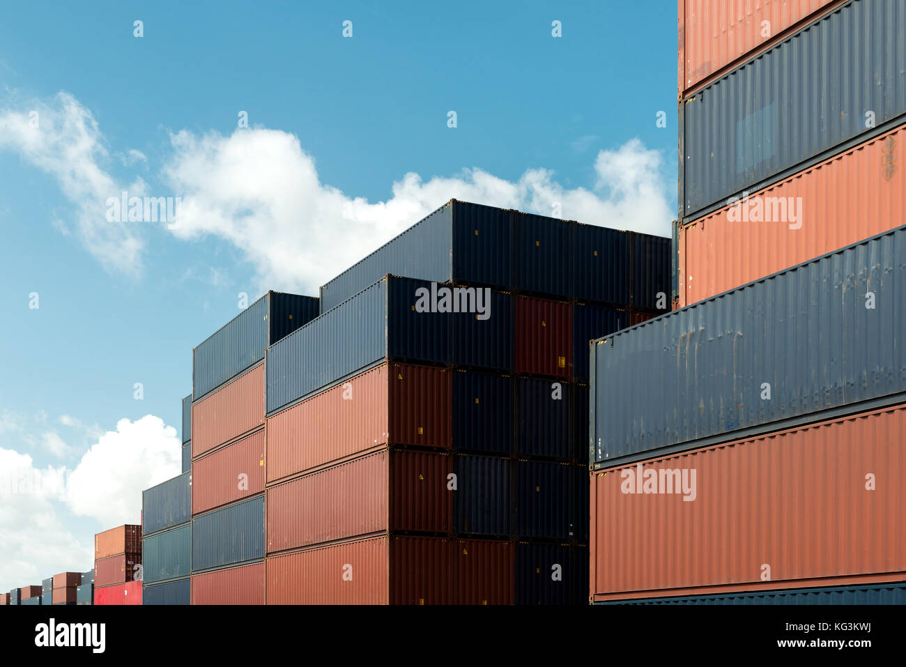 Stapel von Frachtcontainern bei Import und Export Bereich am Hafen. Stockfoto