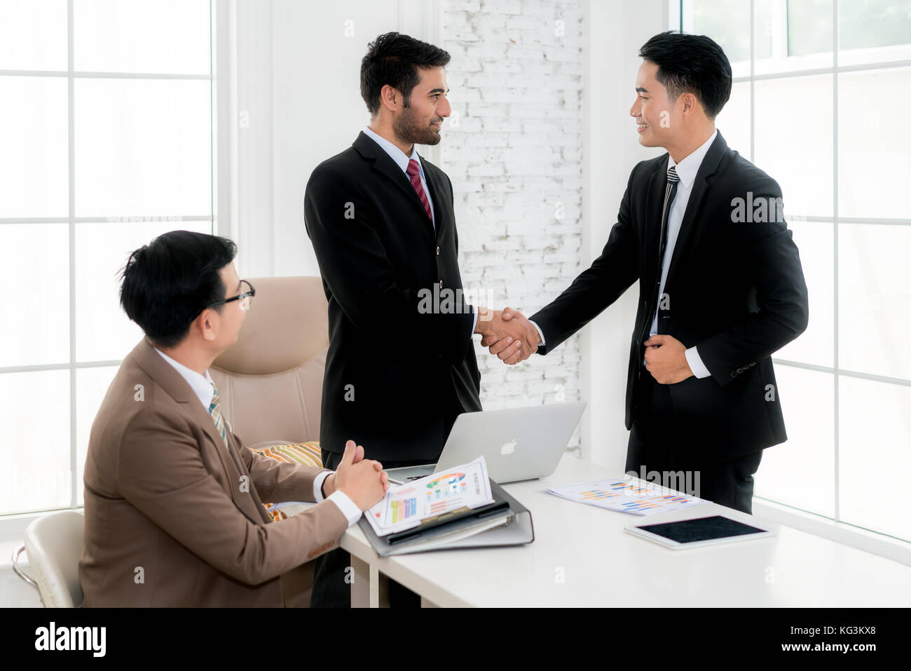 Asiatische Geschäftsmann und Partnerschaft die Hände schütteln im Konferenzraum. Geschäft Leute die Hände schütteln Vereinbarung Konzept. Stockfoto